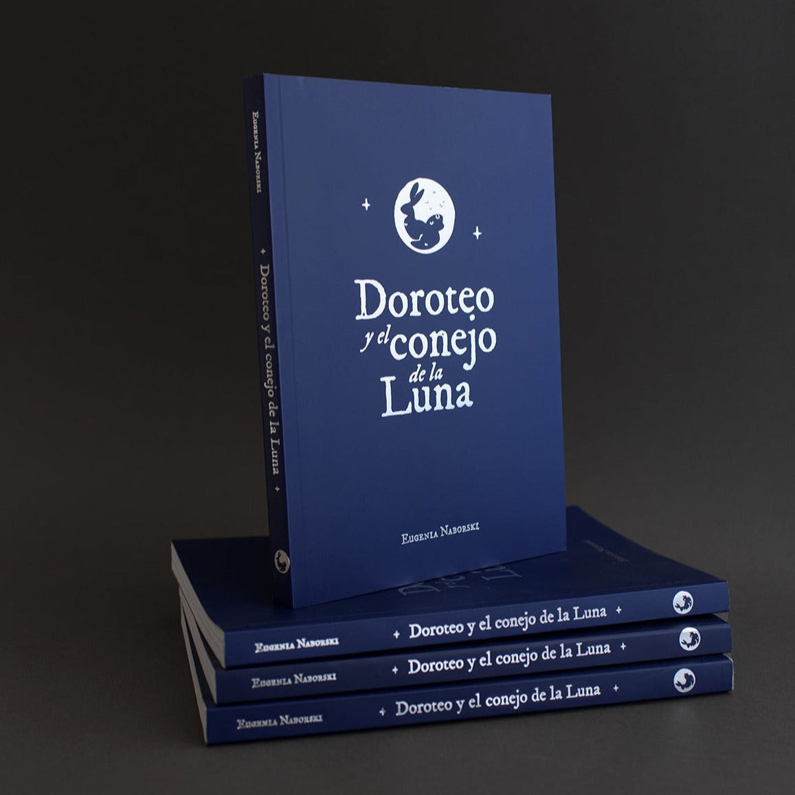 libros azules apilados y cerrados con letras plateadas
